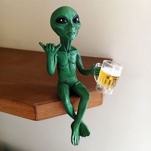 Figura de Resina de Extraterrestre Verde con Jarra de Cerveza - Adorno de Escritorio con Temática de Ciencia Ficción para Bar, Garaje, Jardín, Decoración de Fiestas, Regalo, Venta al por Mayor - Product Image 3