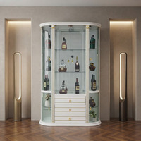 Meuble de salon moderne, vitrine en verre blanc avec porte-bouteilles en bois, élégant buffet d'entrée