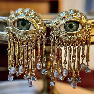 Broches de Metal Vintage con Ojos de Demonio para Hombre y Mujer, Estilo Exagerado y Moderno, con Perlas Imitadas y Borlas Delicadas, Joyería - Product Image 1