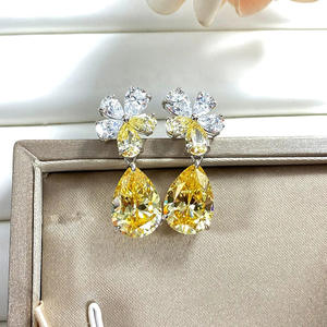 Boucles d'oreilles pendantes fleuris en alliage jaune avec zircon taillé en poire et strass, bijoux romantiques pour femme pour les soirées - Product Image 3