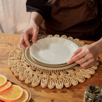 Sets de table tressés en écorces de maïs faits à la main, écologiques et résistants à la chaleur, pour une décoration moderne et minimaliste, idéaux pour les restaurants et les hôtels.