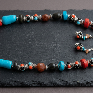 Collar de Cuentas Turquesas Multicolor con Piedras Rojas, Negras y Azules para Decoración del Hogar, de Gujarat - Product Image 4