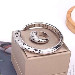 New <span class=keywords><strong>Leopard</strong></span> 18K Vàng Đầy Trang Sức Bracelet <span class=keywords><strong>Bangle</strong></span> Và Nhẫn Set Zirconia Panther Cuff Trang Sức Phụ Nữ Vòng Tay - Product Image 6