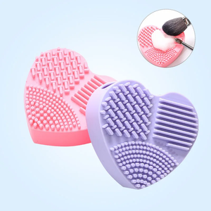 Limpiador de Brochas de Maquillaje de Silicona en Forma de Corazón - Diseño Plegable con Esponja Rosa Gratis, Portátil y de Secado Rápido para una Fácil Limpieza - Product Image 4