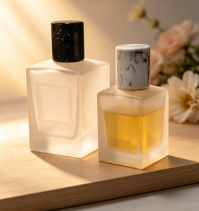Venta al por Mayor de Botellas de Perfume Cuadradas Esmeriladas de 30ml y 50ml, Botellas de Vidrio para Cosméticos con Atomizador, para Hombres y Mujeres, con Serigrafía - Product Image 1