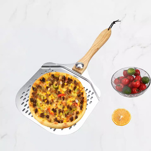 Pala para pizza cuadrada perforada de aluminio con mango de madera de caucho desmontable para hornear en la cocina - Product Image 5