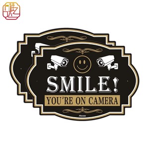 Letrero Reflectante de Aluminio con la Frase 'Sonreídos, estás en cámara', Letrero Decorativo de Advertencia para Video de 7x10 Pulgadas para el Hogar y Negocios - Product Image 1