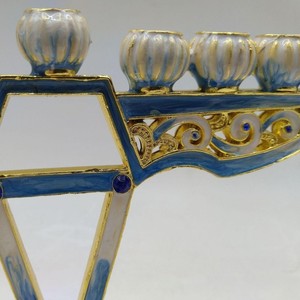 Ménorah en métal orné - Finition émail et alliage - Cadeaux Judaïca personnalisés - Chandeliers de Shabbat en gros pour la fête du Shabbat - Product Image 5