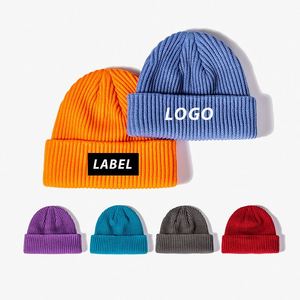 Bonnet sans bord en acrylique épais côtelé pour homme avec étiquette personnalisée – Vente en gros - Product Image 1