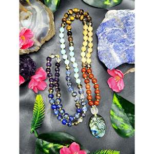 Collier unique 7 chakras avec 109 perles et pendentif Om en labradorite, bijoux en pierres précieuses/cristaux, cadeau pour la fête des mères - Product Image 1