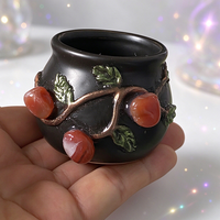 Pot de rangement en forme de chaudron de sorcière 5,8x4,7 cm, pot en céramique noir incrusté de cristal naturel, porte-allumettes d'autel Wicca, mini chaudron décoratif