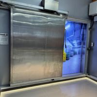 Porte coulissante manuelle à isolation thermique en satin sur mesure, pour entrepôt frigorifique industriel