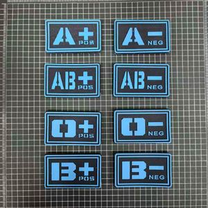 Badges lumineux en PVC pour l'identification du groupe sanguin, plusieurs couleurs avec fixation auto-agrippante, patchs tactiques d'extérieur - Product Image 2