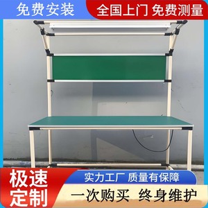 Banc de travail antistatique Aibes sur mesure pour entrepôt e-commerce, station d'emballage avec convoyeur à rouleaux et signal lumineux - Product Image 4
