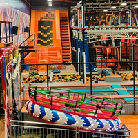 Aire de jeux intérieure personnalisée clé en main, jouets pour enfants, trampolines, toboggans, grand parc d'attractions populaire pour tous les âges, mur d'escalade vibrant