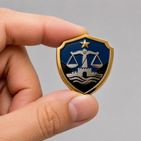 Broche personnalisée en métal, cadre doré, émail bleu marine, motif Balance de la Justice, vente en gros