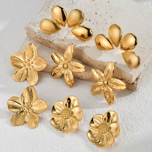 Pendientes de Acero Inoxidable Hipoalergénicos, Resistentes al Agua, con Baño de Oro de 18K PVD, Diseño de Flor y Planta para Mujer, Venta al Por Mayor - Product Image 1