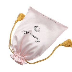 Pochette de luxe en satin pour cosmétiques et parfums avec pompon, logo personnalisé imprimé, sac cadeau en satin à cordon de serrage - Product Image 3