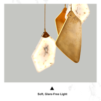 Suspension asymétrique multi-gouttes avec câbles réglables longs et abat-jour en albâtre naturel veiné pour salle à manger de villa