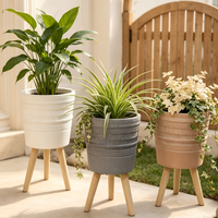 Jardinières modernes en fibre de verre légère, pots à fleurs hauts avec base trépied en bois pour l'extérieur et le jardin domestique