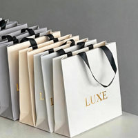 Tas Kertas Genggam Mewah Ramah Lingkungan 230gsm Karton Putih Solid Pola Kustom untuk Kemasan Kosmetik dan Parfum untuk Penggunaan Sehari-hari.