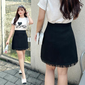 กระโปรงมินิทรงเอไลน์สีดำประดับพู่สำหรับผู้หญิงไซส์ใหญ่ รุ่น N8680 ผ้าโพลีเอสเตอร์สีพื้น เอวยางยืด - Product Image 5