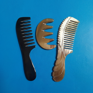 Peigne à cheveux en corne de buffle personnalisé pour salon de massage, fait main, grande taille, forme naturelle moderne, usage domestique, aspect luxueux, pour femmes, Falak World - Product Image 1