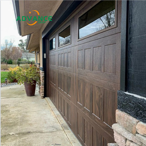 Puerta <span class=keywords><strong>de</strong></span> garaje <span class=keywords><strong>de</strong></span> <span class=keywords><strong>madera</strong></span> estilo carruaje con bisagras <span class=keywords><strong>de</strong></span> <span class=keywords><strong>hierro</strong></span> e insertos <span class=keywords><strong>de</strong></span> ventana - Product Image 1