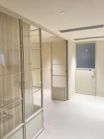Puerta Plegable Moderna de Aluminio y Vidrio, Sin Rieles, Abatible, para Uso Interior en Dormitorios, Salas de Estar, Pasillos, Estudios, Hoteles y Villas
