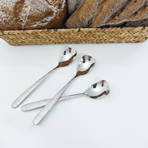 Cuillère multifonctionnelle en acier inoxydable 304 de style coréen, à tête carrée et motif martelé, pour café, dessert, miel, yaourt, soupe et nourriture pour oiseaux - Product Image 3