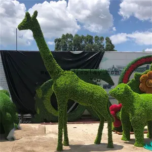 Artificial green plant giraffe decoration Party decorative animal sculpture Plant Giraffe