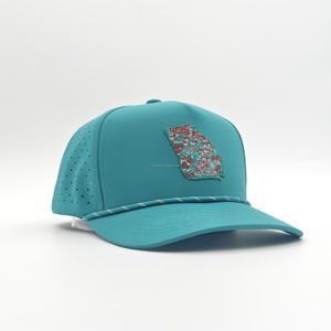 Casquette de baseball personnalisée à 5 panneaux, imperméable, perforée, avec trous découpés au laser, logo en patch PVC caoutchouc, en polyester vert, avec cordon de golf - Product Image 3