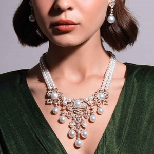 <span class=keywords><strong>Collana</strong></span> <span class=keywords><strong>Girocollo</strong></span> di Lusso Golden Sahara Desert con Zirconi Palace e Design Floreale con Perle Imitazione per Donne Regalo di Nozze - Product Image 2