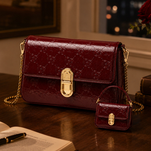 Borsa a Tracolla con Motivi per Donne, Grande Chiusura Ovale Dorata, Borsa in Pelle Lucida Goffrata con Mini Charm, Cinque Colori - Product Image 1