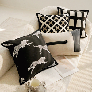 Divano <span class=keywords><strong>Letto</strong></span> Vintage Francese per Soggiorno con Cuscino <span class=keywords><strong>Poggiatesta</strong></span> e Coperta Decorativa Nera di Alta Gamma, Stile Vintage e Ricami Lussuosi - Product Image 4