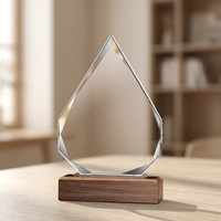 Trofeo de Cristal K9 al por Mayor de Fábrica con Base de Madera, Trofeo de Cristal Transparente Personalizable para Regalo de Reconocimiento Corporativo