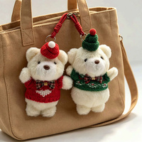Venta al por mayor de fábrica: Pareja de osos de peluche blancos de Navidad con gorro de punto, suéter y pajarita, regalo personalizado OEM para las fiestas.