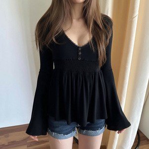 Camicetta da donna a maniche lunghe, modello slim, con colletto a bambola e bordo in pizzo, linea ad A che accentua la vita, dal taglio dolce e seducente - Product Image 1