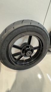 Juego <span class=keywords><strong>de</strong></span> Ruedas Supermoto <span class=keywords><strong>de</strong></span> 12 Pulgadas para Sur-Ron Ultra Bee, Kit <span class=keywords><strong>de</strong></span> Mejora <span class=keywords><strong>de</strong></span> Carreras con Buje CNC Billet y Neumáticos Compatibles con Yozma Tuttio - Product Image 4