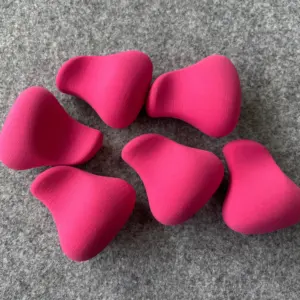 Bentuk baru 2024 produk perempuan Set spons pencampur rias wajah 1 Buah spons Kecantikan segitiga untuk krim cair dan bubuk mawar merah muda