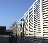 Volet architectural résistant aux intempéries, adapté aux ouragans, pour façade de magasin de détail côtier indonésien