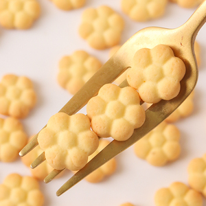 Biscuits craquelins halal certifiés, faibles en gras (1%), texture dure, forme de fleur, saveur salée, aromatisés au thé, pour <span class=keywords><strong>6</strong></span> <span class=keywords><strong>mois</strong></span> et plus, emballage en boîte - Product Image 5