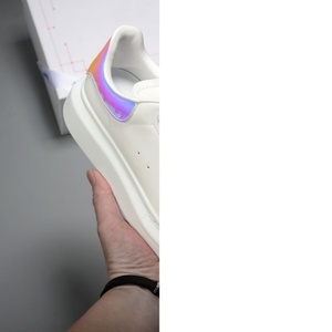 Sneakers de luxe en cuir blanc holographique, chaussures décontractées à semelle épaisse dégradée iridescente pour hommes et femmes - Product Image 2