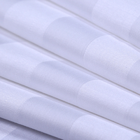 Ensemble de draps et de draps-housses en satin rayé 50/50 coton-polyester blanc pour hôtel