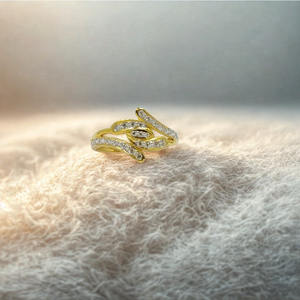 แหวนทองคำ 18K ดีไซน์คลื่นหรูหรา ประดับเพชรระยิบระยับ ดีไซน์เก๋ไก๋แบบประสานกัน เครื่องประดับชั้นดีสำหรับผู้หญิง - Product Image 2