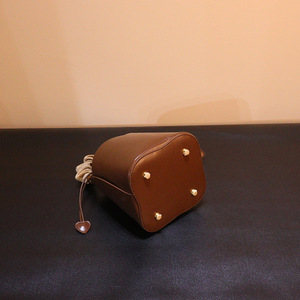 Vente directe d'usine sac seau marron simple, matériau en cuir, décoration en métal - Product Image 4