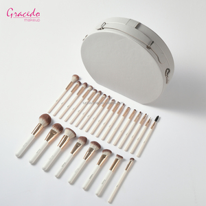 Elegante Kit <span class=keywords><strong>de</strong></span> 25 <span class=keywords><strong>Brochas</strong></span> <span class=keywords><strong>de</strong></span> <span class=keywords><strong>Maquillaje</strong></span> Profesional en Estuche Redondo <span class=keywords><strong>de</strong></span> Cuero PU, Pelo Sintético Ultra Suave, Mango <span class=keywords><strong>de</strong></span> Madera - Product Image 6
