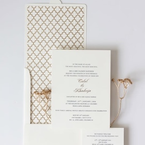 Suite d'invitations de mariage de luxe personnalisées, papier offset, impression typographique, monogramme en relief, tampon doré, cartes RSVP - Product Image 2