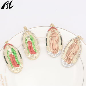 Collar con Colgante de la Virgen María Chapado en Oro de 14K, Lujoso Amuleto Religioso de Moda con Diamantes, Madonna de Guadalupe, Joyería - Product Image 4