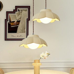 Suspension LED de style crème minimaliste français, hauteur réglable, design nordique créatif, salle à manger, chambre à coucher, salle d'exposition, milieu - Product Image 4